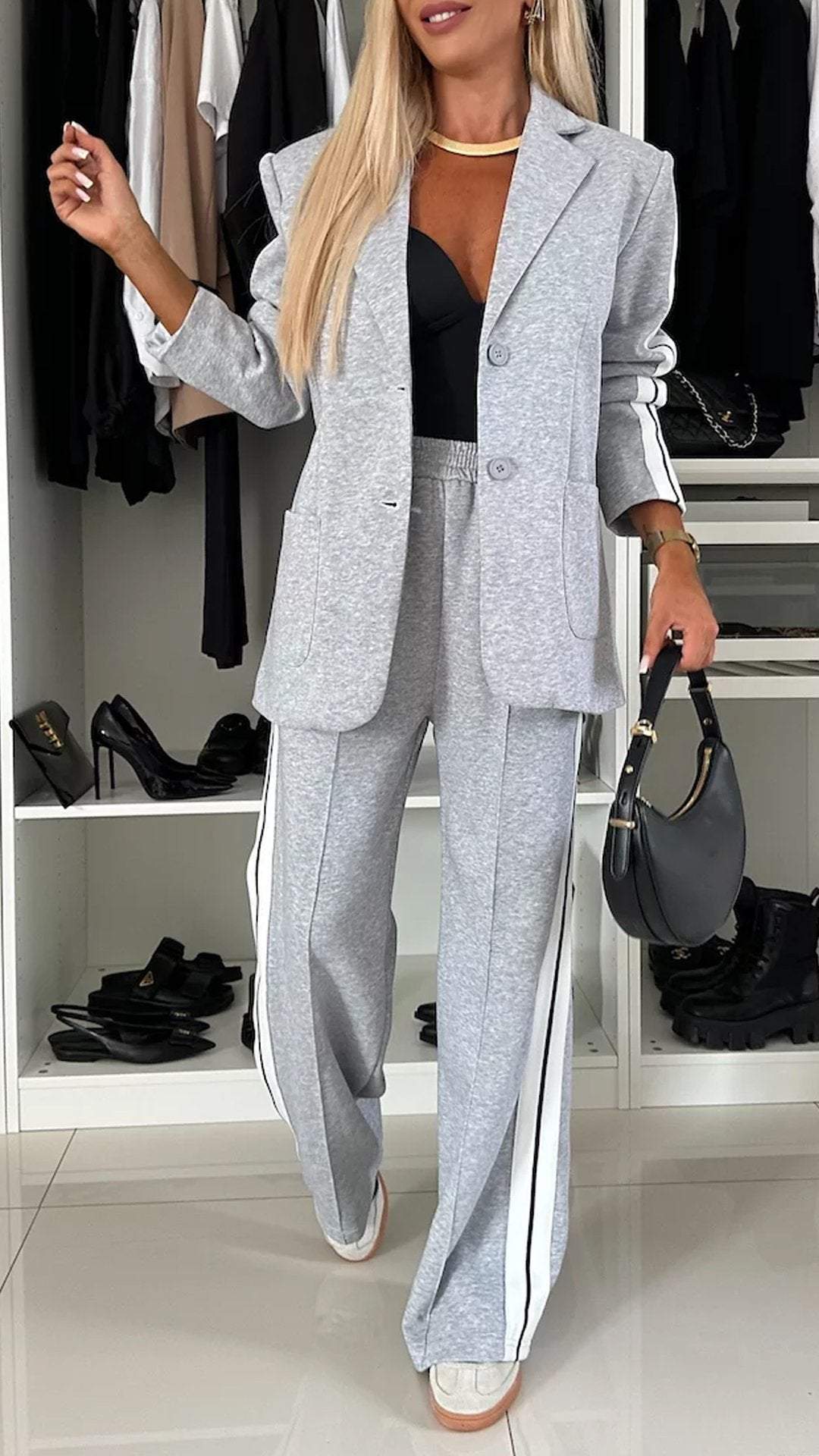 Bandes_contrast_es_l_gantes_sur_l_ensemble_Mina_ajoutant_une_touche_unique._ef425188-42aa-47c6-b2a8-cbdd1af98391.jpg Mina™ | Ensemble Chic et Confort - Élégance à la Parisienne - Image 1