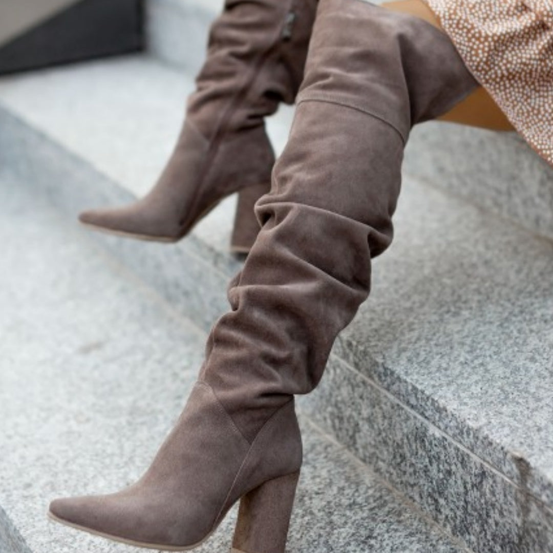 Bottes_Allison_port_es_avec_une_tenue_d_contract_e_chic._44a188e7-0c9a-4750-8cb1-23c271476e0c.jpg Allison™ | Bottes Élégantes et Confort au Quotidien - Image 1